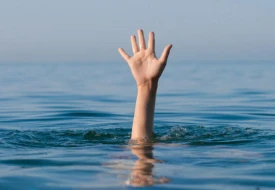 Ana oğlunu dənizə aparıb boğdu - Qandonduran hadisə