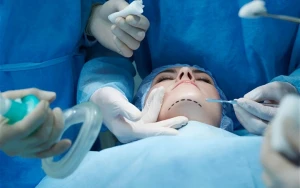 Qadının üzü tanınmaz hala düşdü - Bakıda estetik qalmaqal