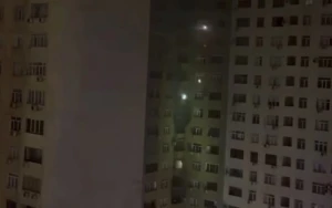 Bakıda çoxmərtəbəli bina yanır