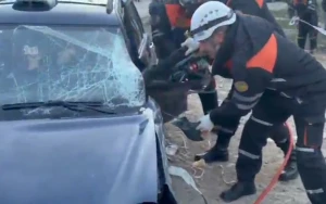 Sumqayıtda qəza oldu - Sürücü belə xilas edildi - VİDEO