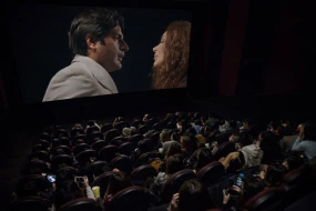 Bakıda gəncdən maraqlı addım – Film zamanı evlilik təklifi etdi