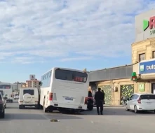 &nbsp;Bakıda avtobus 2 maşının arasında sıxışdı - VİDEO