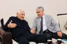 Anar Ələkbərov Xalq yazıçısını evində təbrik etdi