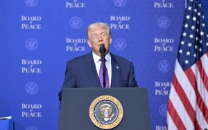 Tramp Sülh Şurasının yekun qətnaməsini imzalayıb