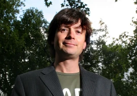 Məşhur milyarder binadan yıxılaraq öldü