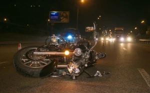 Motosiklet “04”ə çırpıldı - Sürücü yaralandı