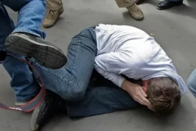 Qızlara söz atan məktəblini döydü - Həbs olundu