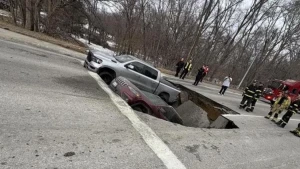 Yol anidən çökdü - Avtomobillər çuxura düşdü