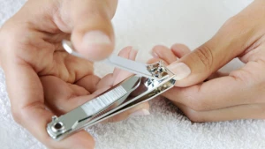 Dırnaq tutmaq orucu pozur?