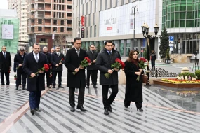 Mədəniyyət Nazirliyinin kollektivi Xocalı soyqırımı abidəsini ziyarət edib - FOTOLAR