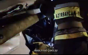 Maşında sıxılı vəziyyətdə qalan şəxs belə xilas edildi - VİDEO - YENİLƏNİB
