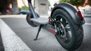 Maşınla skuter sürən 2 yeniyetməni vurdu&nbsp;