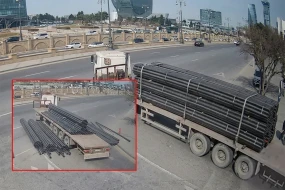 \"Bağırov\" körpüsündə yük maşından YOLA DAĞILDI - ANBAAN VİDEO