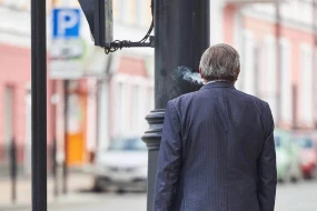 Yeriyərkən siqaret çəkməyin təhlükəli tərəfləri