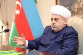 Allahşükür Paşazadə II İlyanın dəfninə gedir