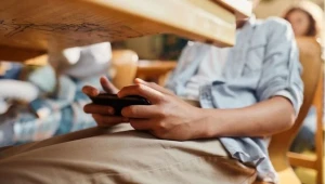 Uşaqlara telefon qadağası&nbsp;qoyulacaq