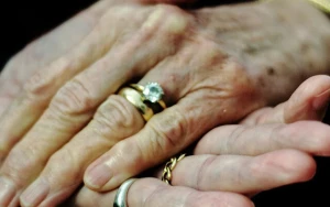 Öz qayınanası ilə EVLƏNDİ - 80 yaşı var 