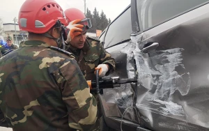 Maşında sıxılı vəziyyətdə qalan sərnişin belə xilas edildi - VİDEO