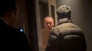 57 yaşlı bələdiyyə sədri 21 yaşlı sevgilisi ilə oteldə yaxalandı - VİDEO