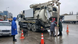 Yağış suları Bakı küçələrində belə təmizlənir - FOTOLAR