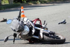 Biləsuvarda motosiklet aşdı - Xəsarət alanlar var