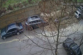 Bakıda hasar avtomobillərin üzərinə aşdı - VİDEO