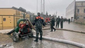 Abşeronda aramsız yağan yağışın yaratdığı fəsadların qarşısı alınır - FOTOLAR