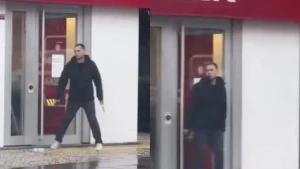 Banka silahlı hücum - Qarət etməyə çalışdı