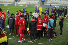 Türkiyə yığmasının məşqçisi matç zamanı huşunu itirdi - FOTO