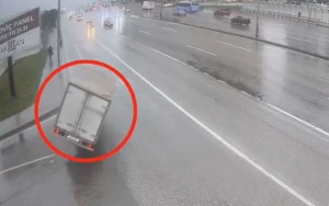 Yağışlı havada Bakıda yük maşını belə aşıb - VİDEO