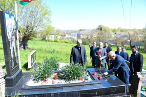 İcra başçısı şəhid məzarlarını ziyarət etdi - FOTOLAR