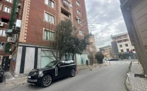 Bakıda \"Land Rover\"in sürücüsü həyəti zəbt etdi - FOTO
