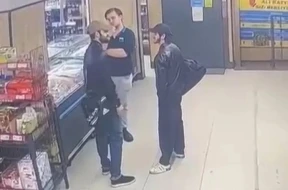 Azərbaycanlı oğrular market işçisini tək yumruqla yerə sərdi - ANBAAN VİDEO