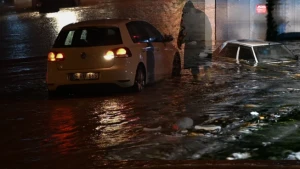 Türkiyədə güclü yağış - Maşınları sel apardı