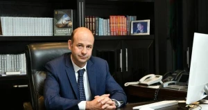 Yeni sədr işdən çıxartdığı rəisin əvəzinə onu təyin etdi