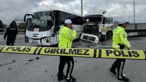 Mikroavtobusla yük maşını toqquşdu - Çox sayda yaralı var