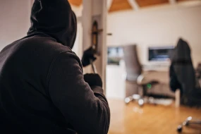 Qohumunun evindən 320 min oğurladı - Saxlanıldı