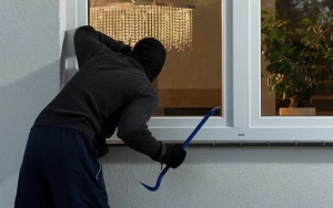 Evlərdən bu yolla 25 minlik oğurluq etdi - VİDEO