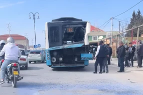 Binə qəsəbəsində ağır qəza: \"KamAZ\" avtobusa çırpıldı - VİDEO