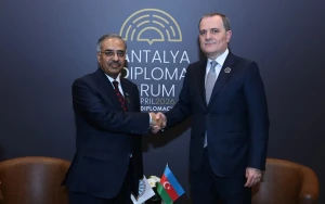 Bayramov D-8 baş katibi ilə müzakirə apardı