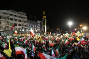 İrandan dünyaya gözdağı - Etiraz meydanında raketlər göründü