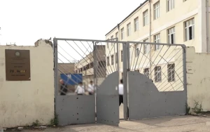 Məktəbin qarşısında valideynlər arasında DAVA: Bıçaqlanan var - VİDEO