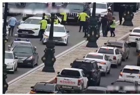 Qəzada xəsarət alan şəxsi yol polisi xəstəxanaya çatdırdı - VİDEO