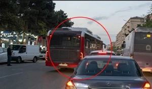 Sumqayıtda avtobus əks zolağa çıxaraq təhlükə yaratdı - ANBAAN VİDEO