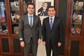 Hikmət Hacıyev Elçin Qasımovla müzakirə apardı