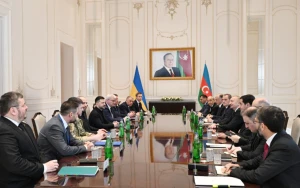 İlham Əliyevin Zelenski ilə geniş tərkibdə görüşü keçirilir