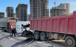 Bakıda ağır qəza - “Sprinter” “Shacman”la toqquşdu 