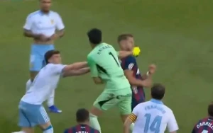 Rəqibə yumruq atan futbolçu sərt cəzalandırıldı