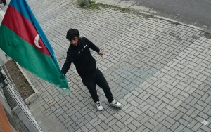 Bayrağa hörmətsizlik edən şəxs saxlanıldı - FOTO