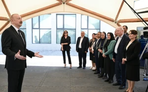 İlham Əliyev və Mehriban Əliyeva Şükürbəyli sakinləri ilə görüşdülər - FOTOLAR